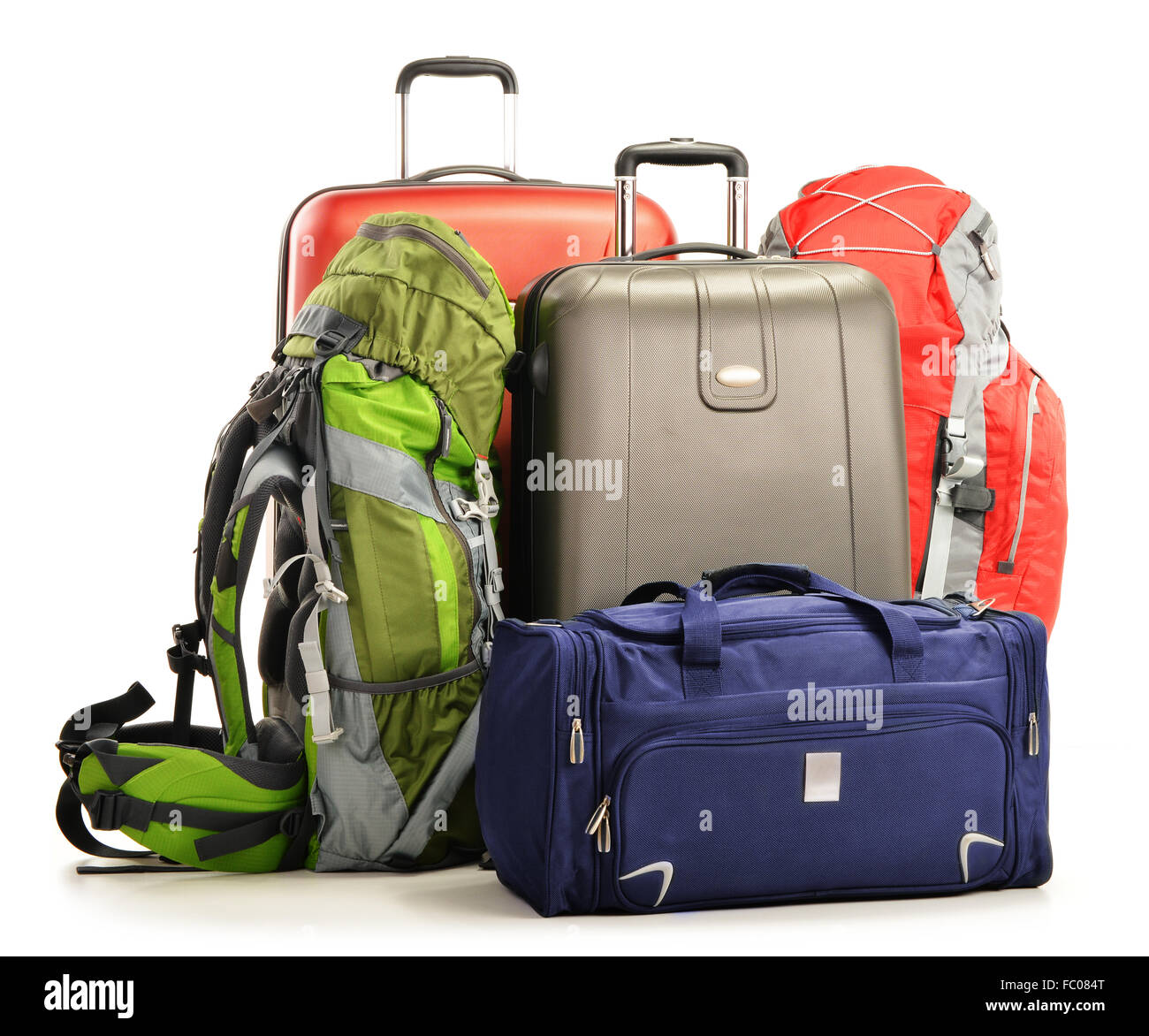Bagagli costituito da grandi valigie zaini e borsa da viaggio isolato su bianco Foto Stock