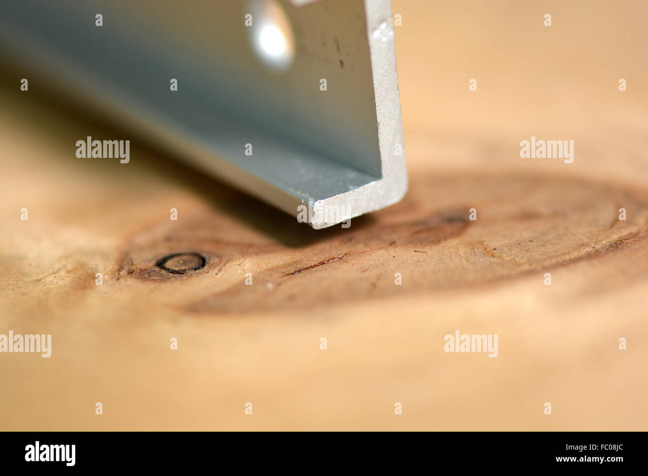 Da vicino i dettagli in metallo su sfondo di legno Foto Stock