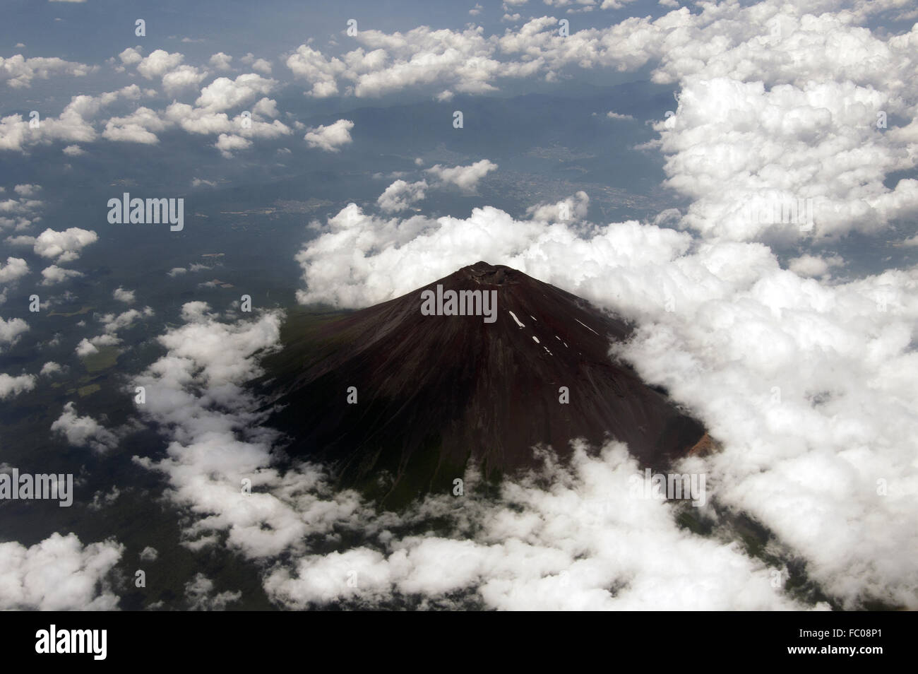 Monte Fuji dall'aria in estate - il volo da Tokyo e vista da finestra sede Foto Stock