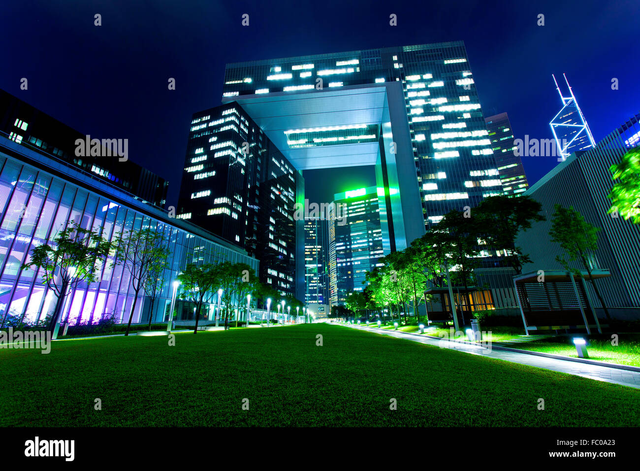Edifici moderni nella città di notte Foto Stock