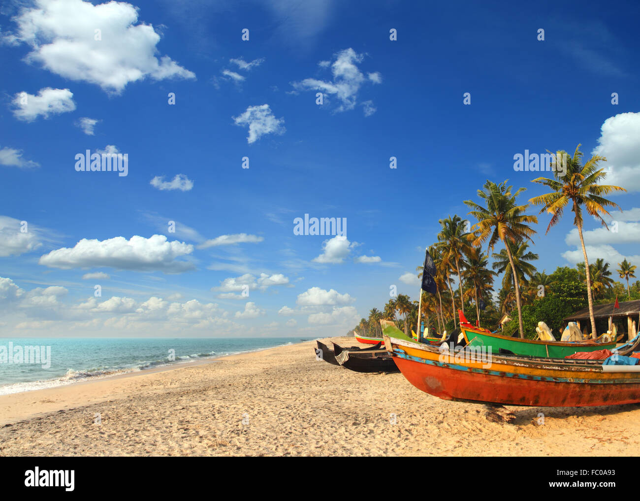 Vecchie barche di pescatori sulla spiaggia in India Foto Stock