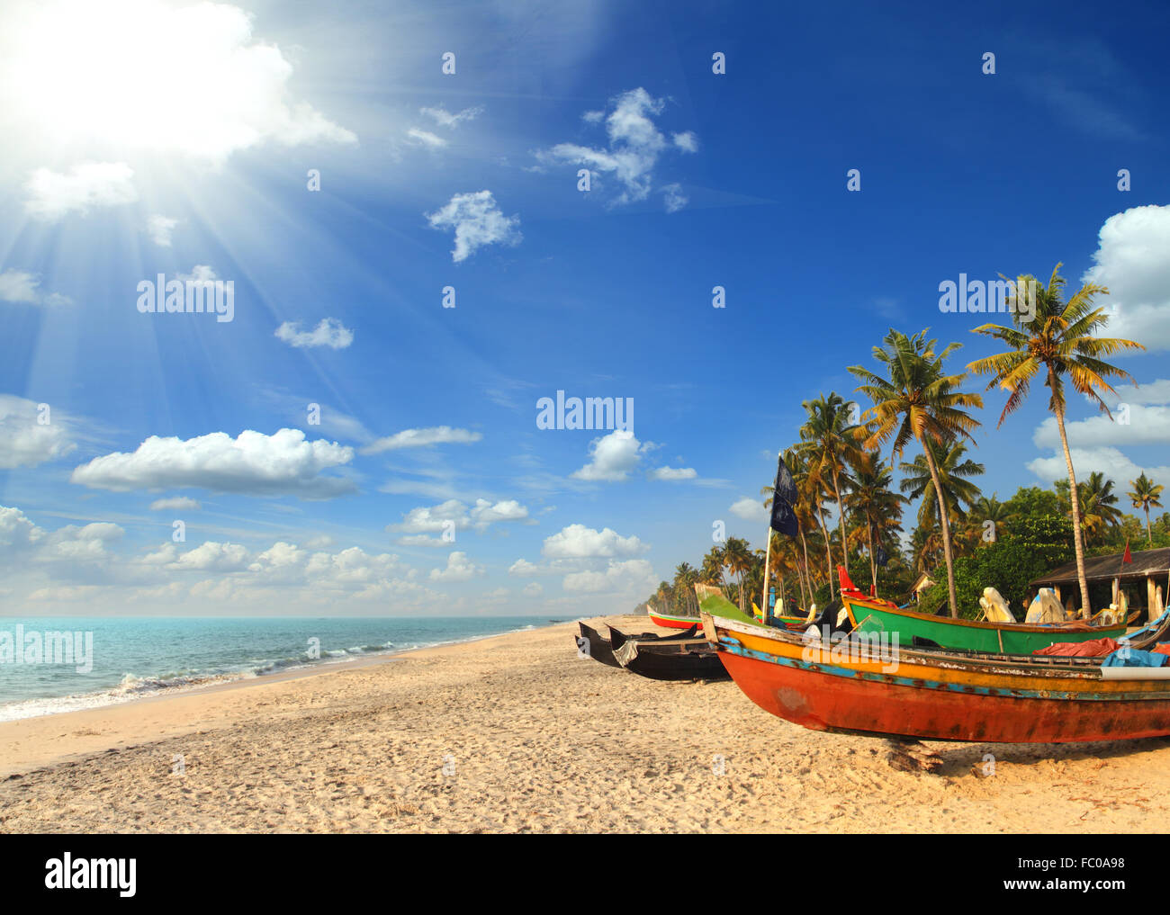 Vecchie barche di pescatori sulla spiaggia in India Foto Stock