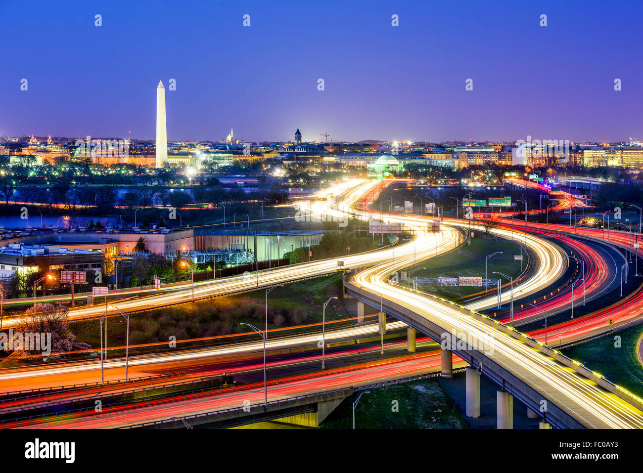 Washington, D.C. skyline con le autostrade e i monumenti. Foto Stock