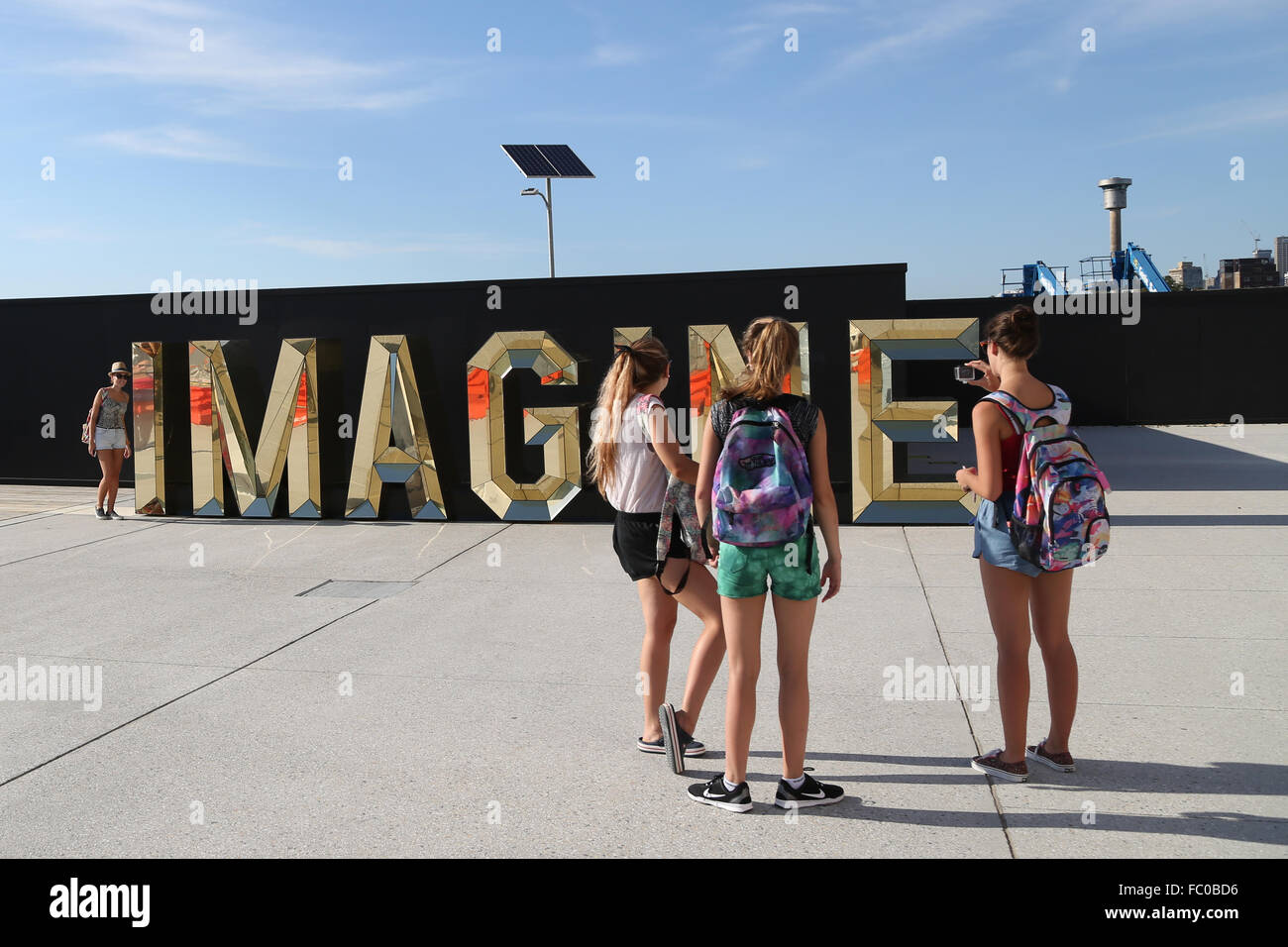 Un grande 'Imagine' firmare al molo di Barangaroo a Sydney, in Australia. Foto Stock