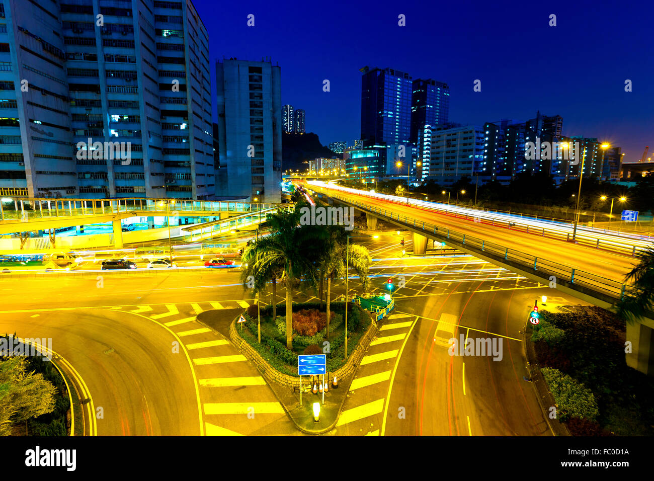 Il traffico della città di notte Foto Stock