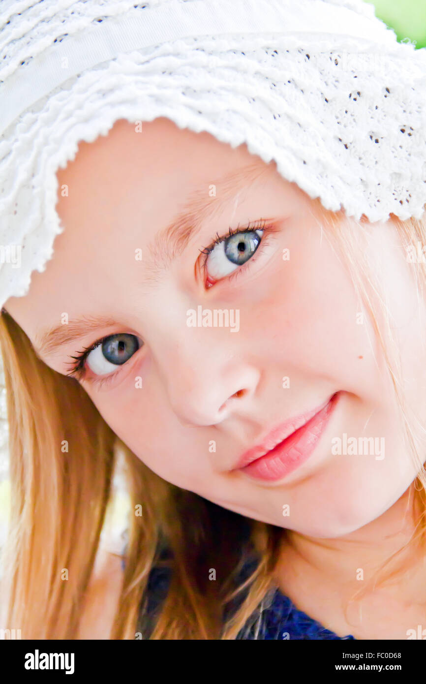 Carina ragazza con grandi occhi blu Foto Stock