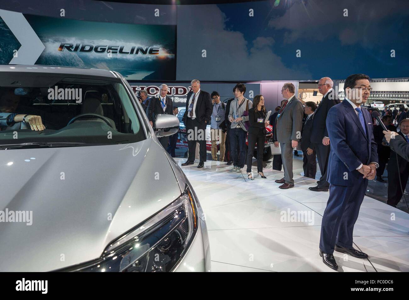 Detroit, MI, Stati Uniti d'America. Xi gen, 2016. Amministratore delegato di Honda, TAKAHIRO HACHIGO debutta la Ridegeline carrello a Detroit North American Auto Show. © Alexis Simpson/ZUMA filo/Alamy Live News Foto Stock