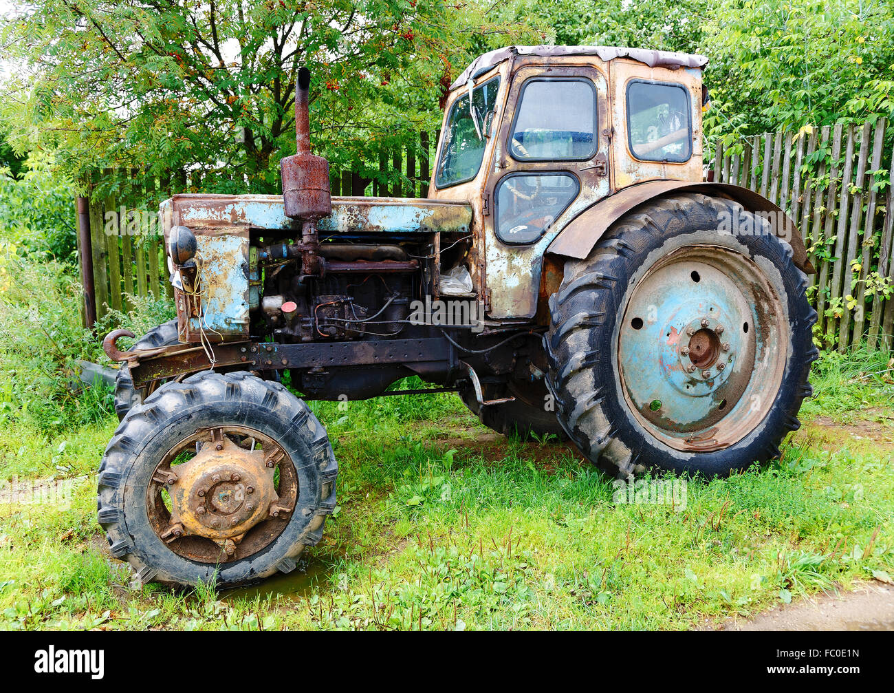 Vecchio trattore in strada rurale Foto Stock