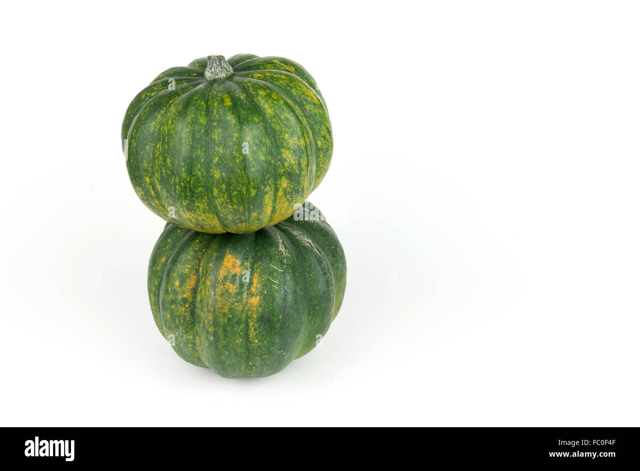 Due acorn squash, zucca raccolta dal Messico a isolare lo sfondo bianco Foto Stock