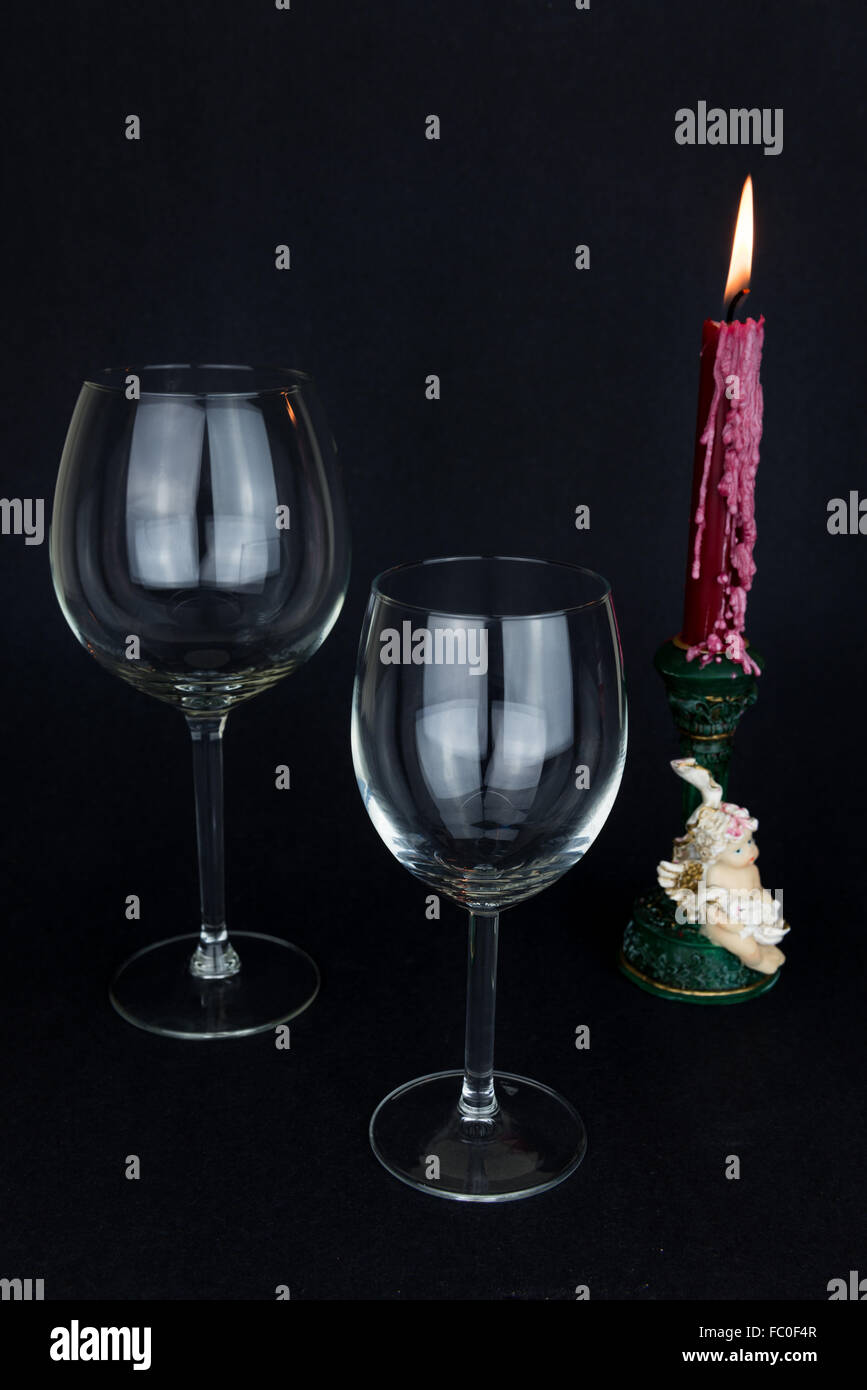 Bicchieri di vino su sfondo nero e rosso a lume di candela Foto Stock