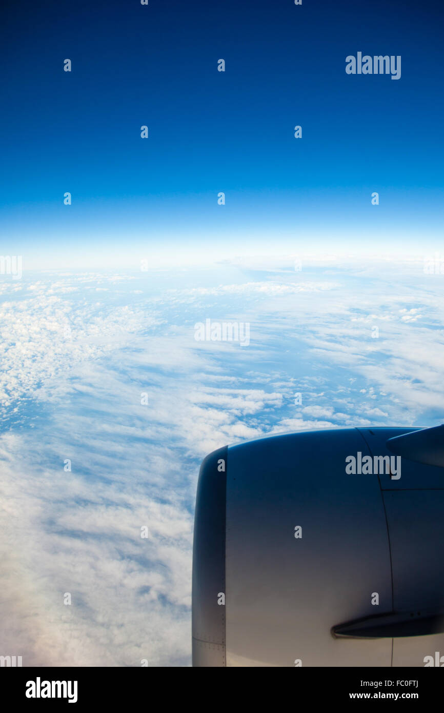 Cielo blu e motore. Vista dall'aereo in nubi. Foto Stock