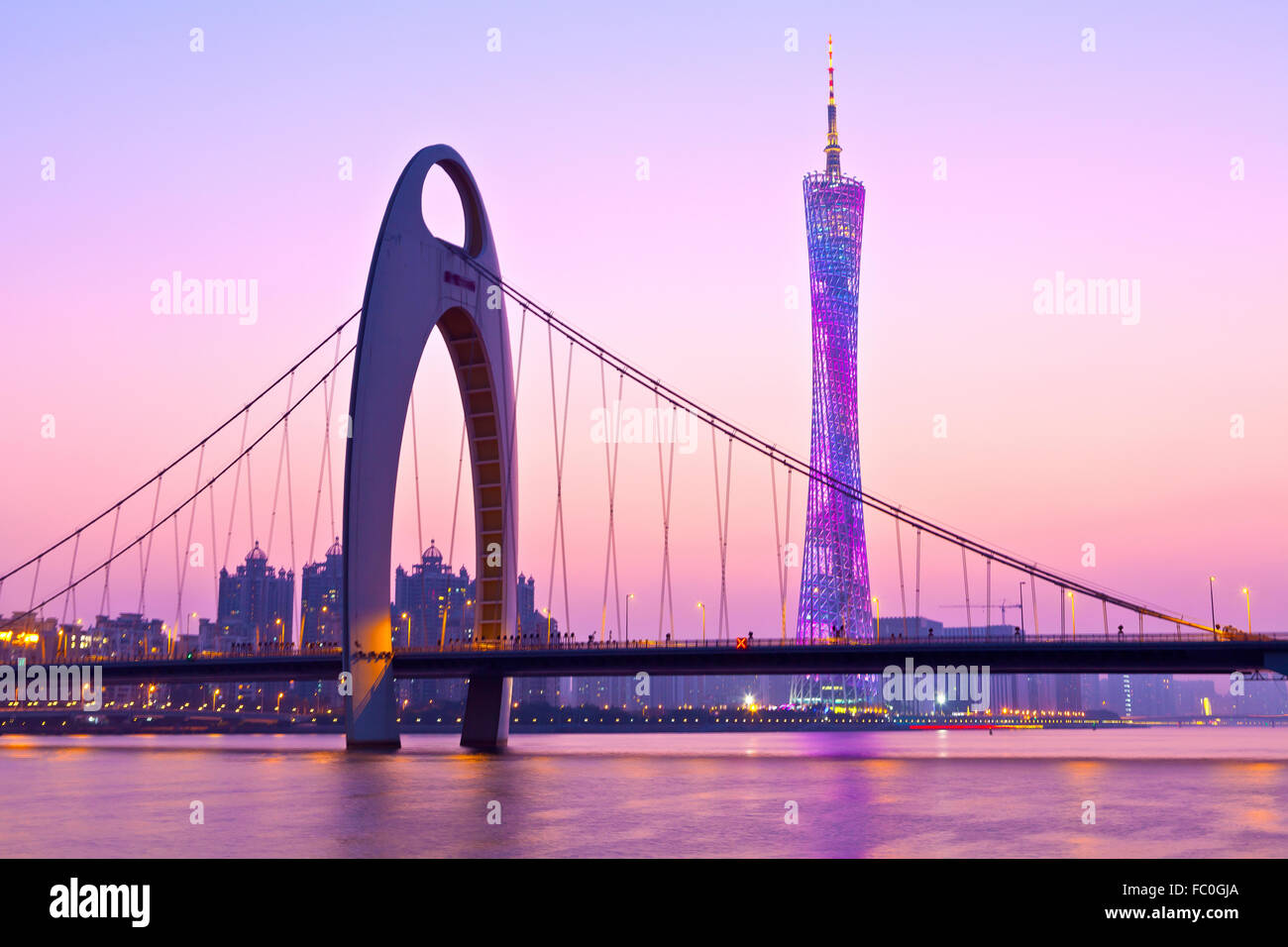 Fiume Zhujiang e moderno edificio del quartiere finanziario di Guangzhou in Cina. Foto Stock