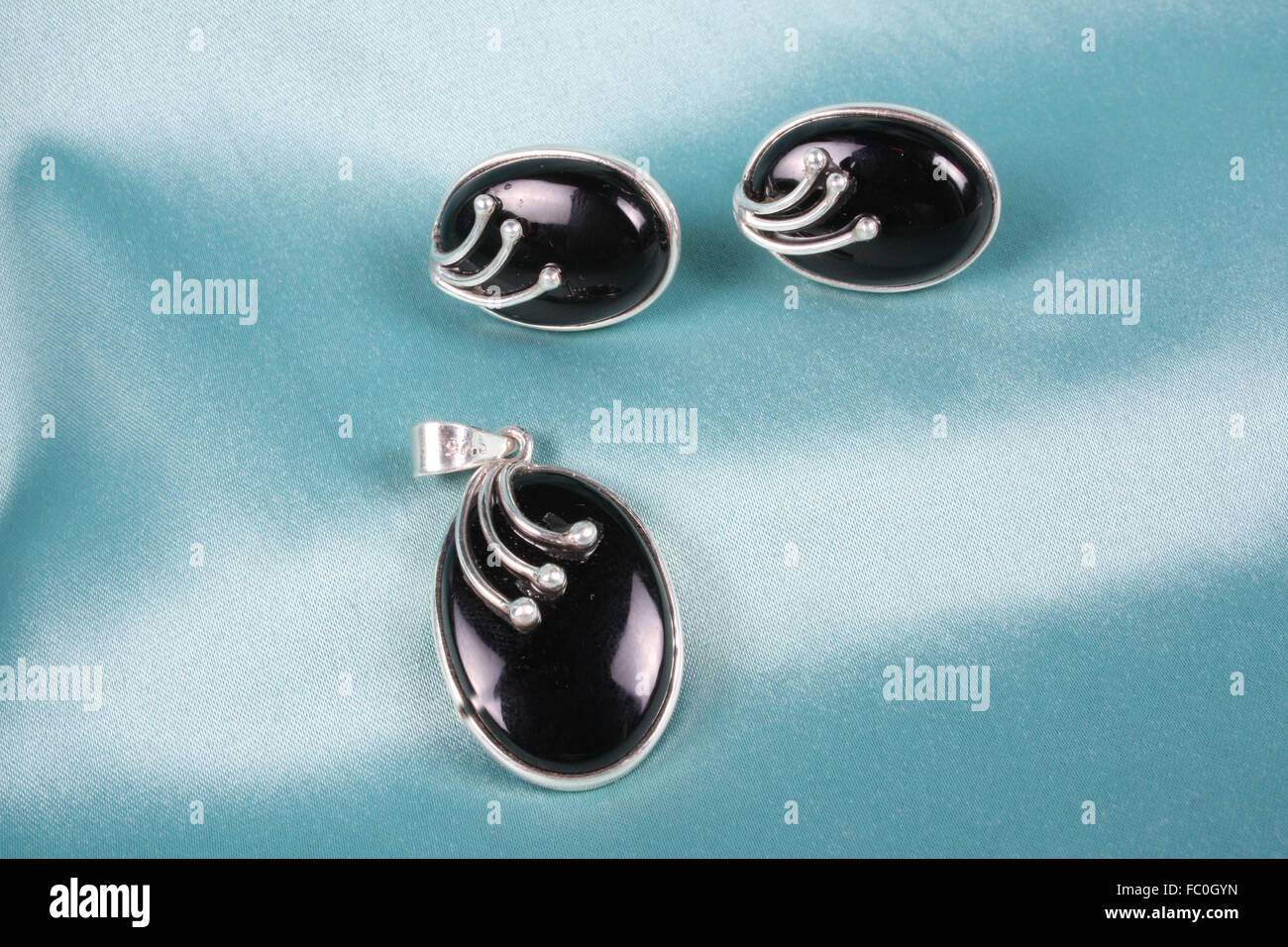 Un argento jewelery set di pendente e orecchini con onice nera pietra Foto Stock