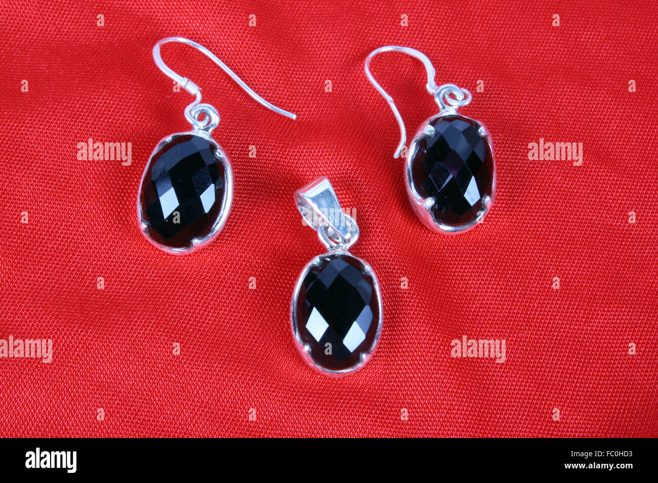 Un set di gioielleria di un pendente e orecchini in argento e nero onyx gemme. Foto Stock