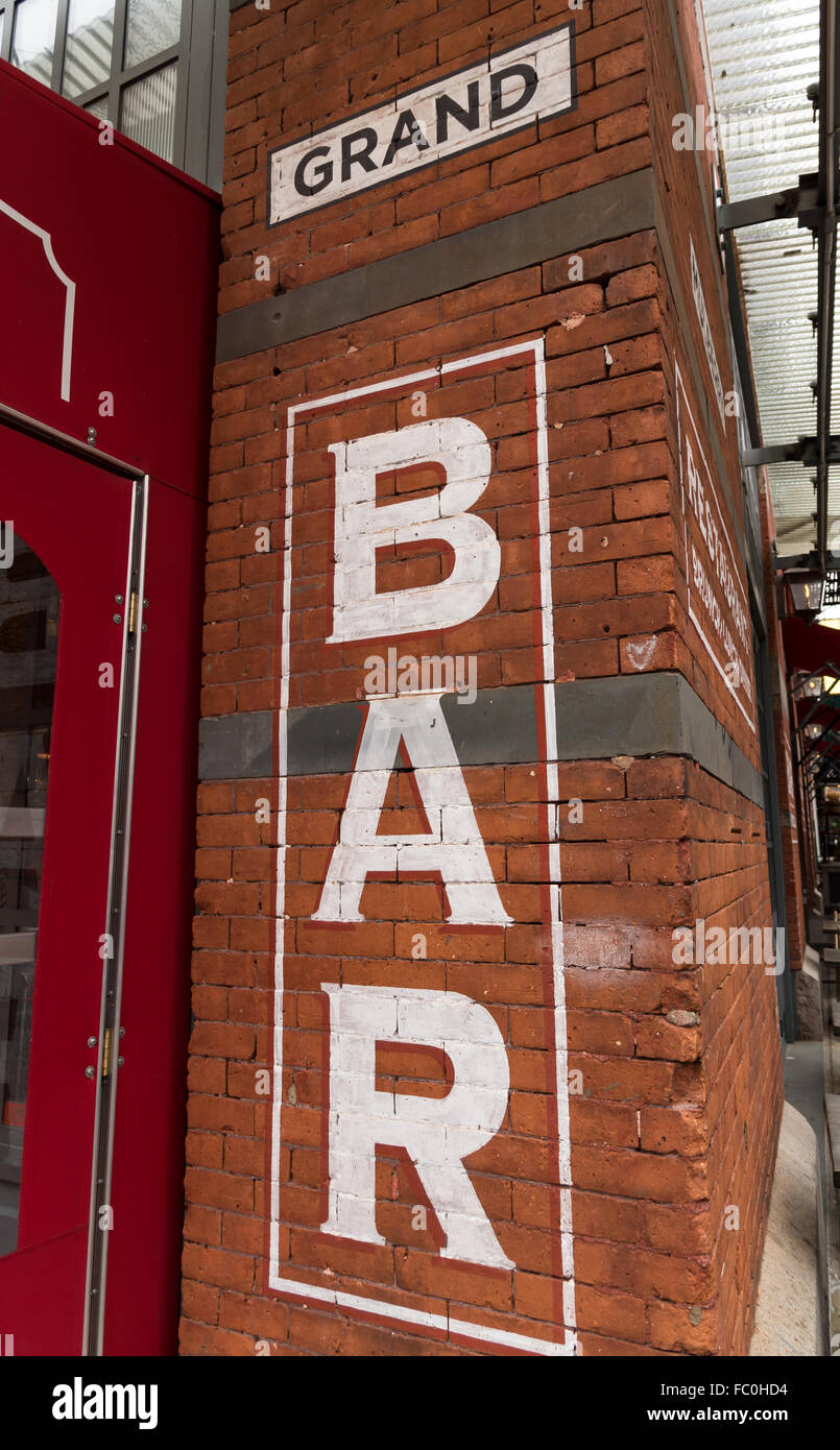 Dipinto bar segno su un rosso mattone parete del Gelso e Grand bar e ristorante, angolo di Grand e Mulberry Street, Little Italy. Foto Stock