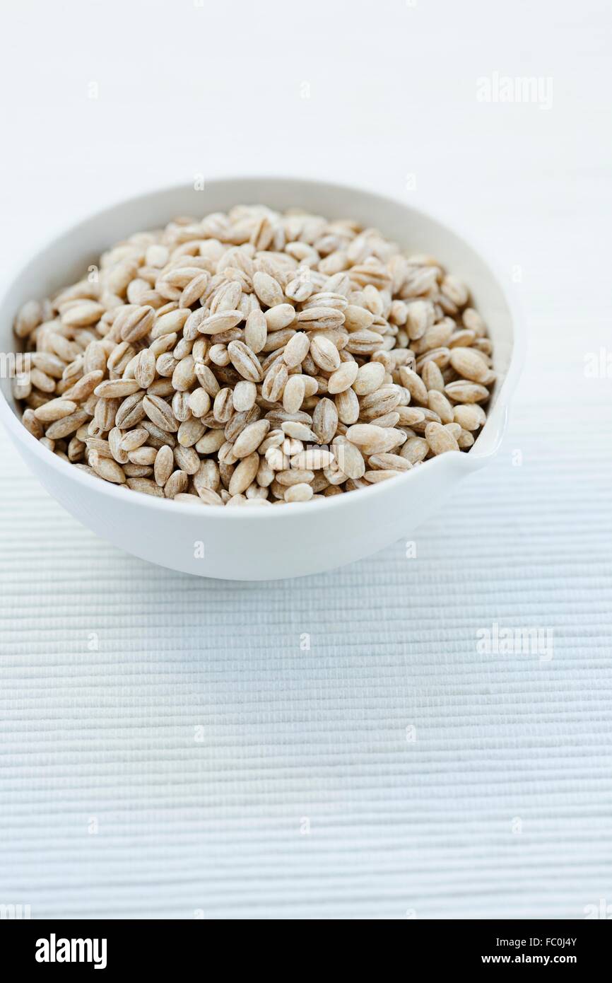 Il farro in una ciotola piccola Foto Stock