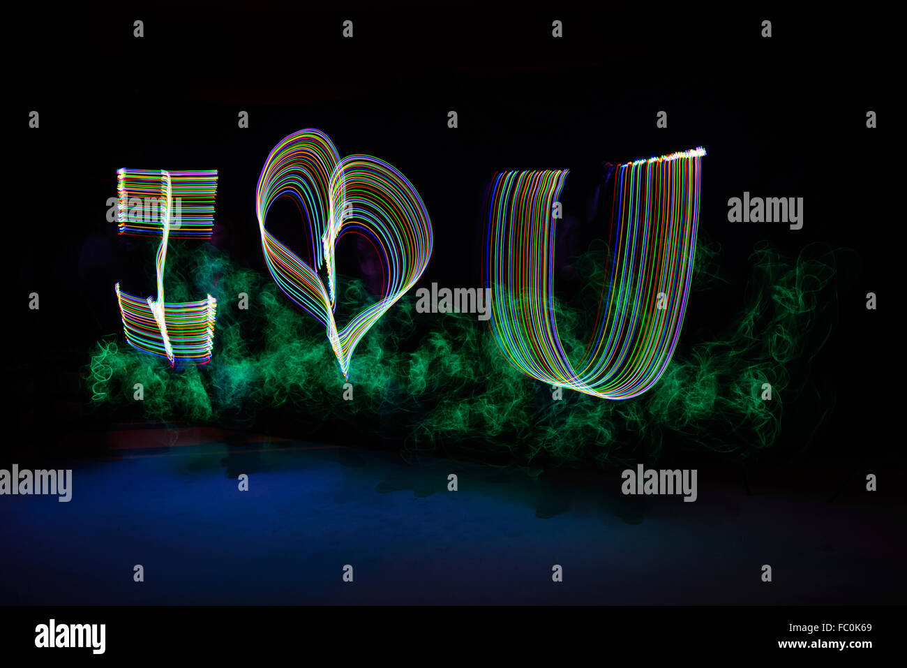 Coloratissima lettera d'amore dalla luce della pittura, lungo tempo di esposizione Foto Stock