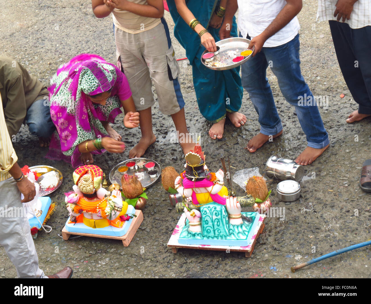 Una famiglia esegue l ultimo giorno rituale durante il festival di Ganapati in India. Foto Stock