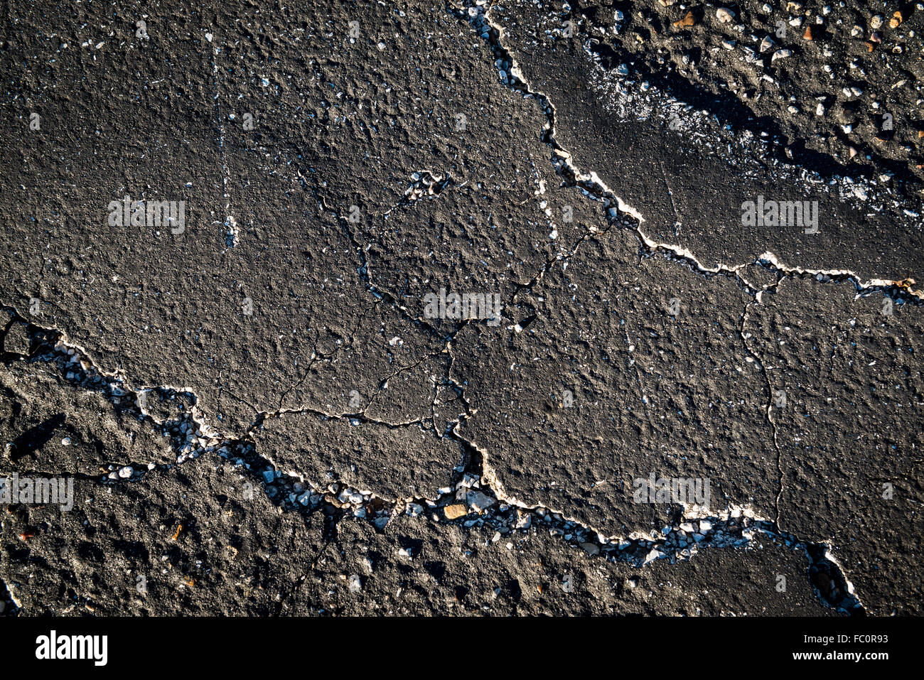 Superficie di crack strada asfaltata, texture close up Foto Stock