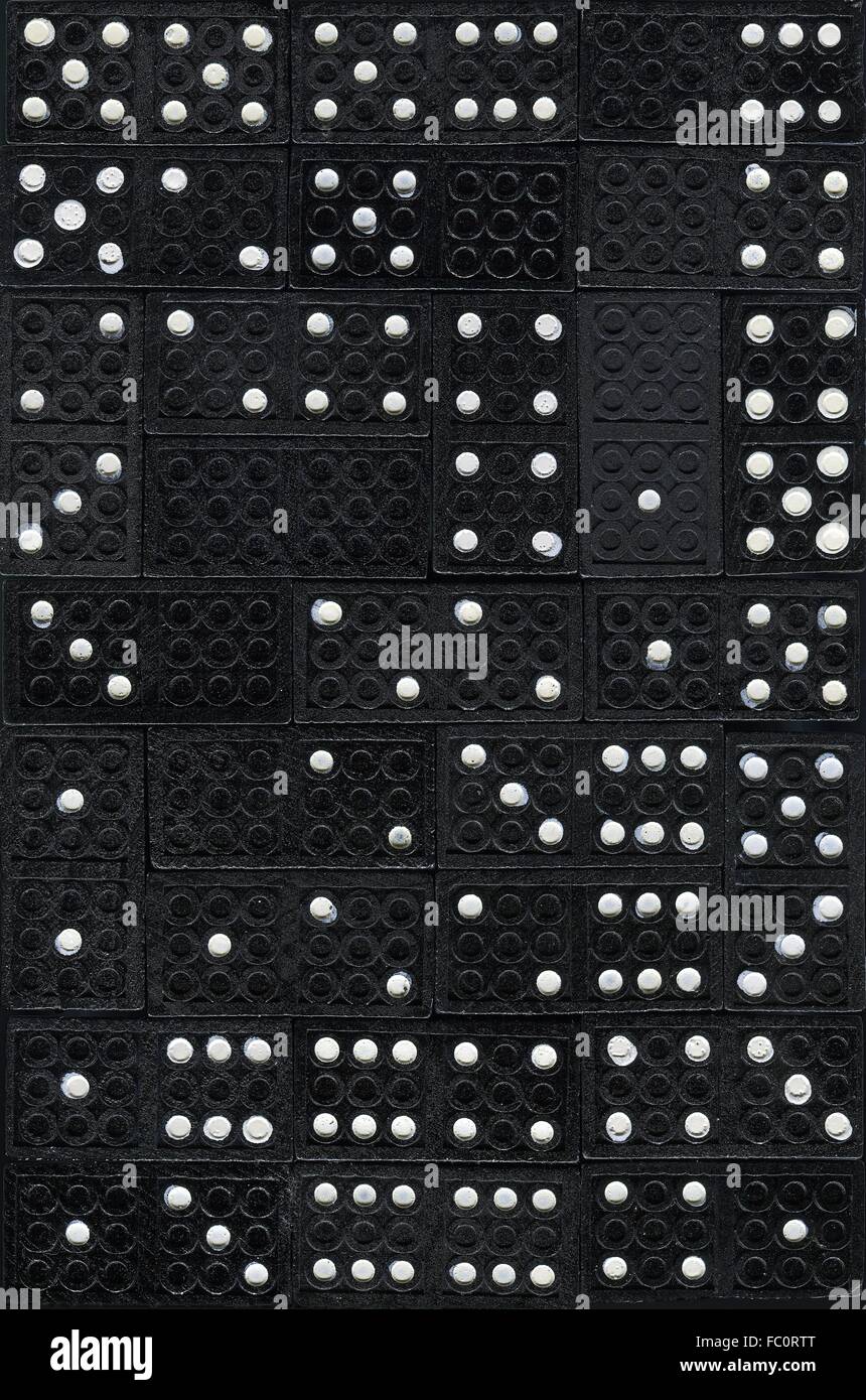 Legno nero pietre domino con i punti bianchi Foto Stock