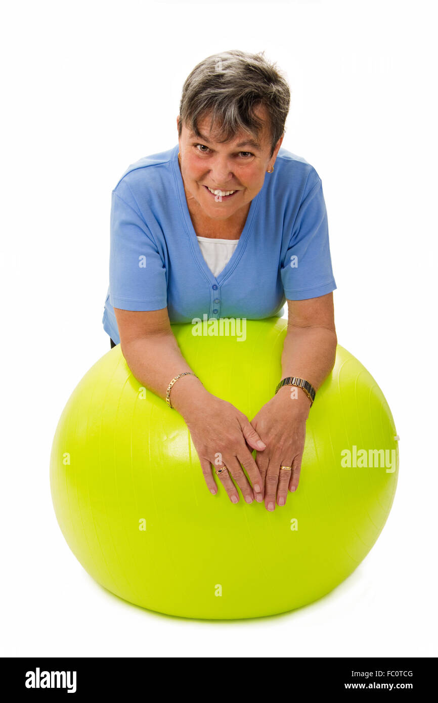 Senior donna su una sfera Foto Stock