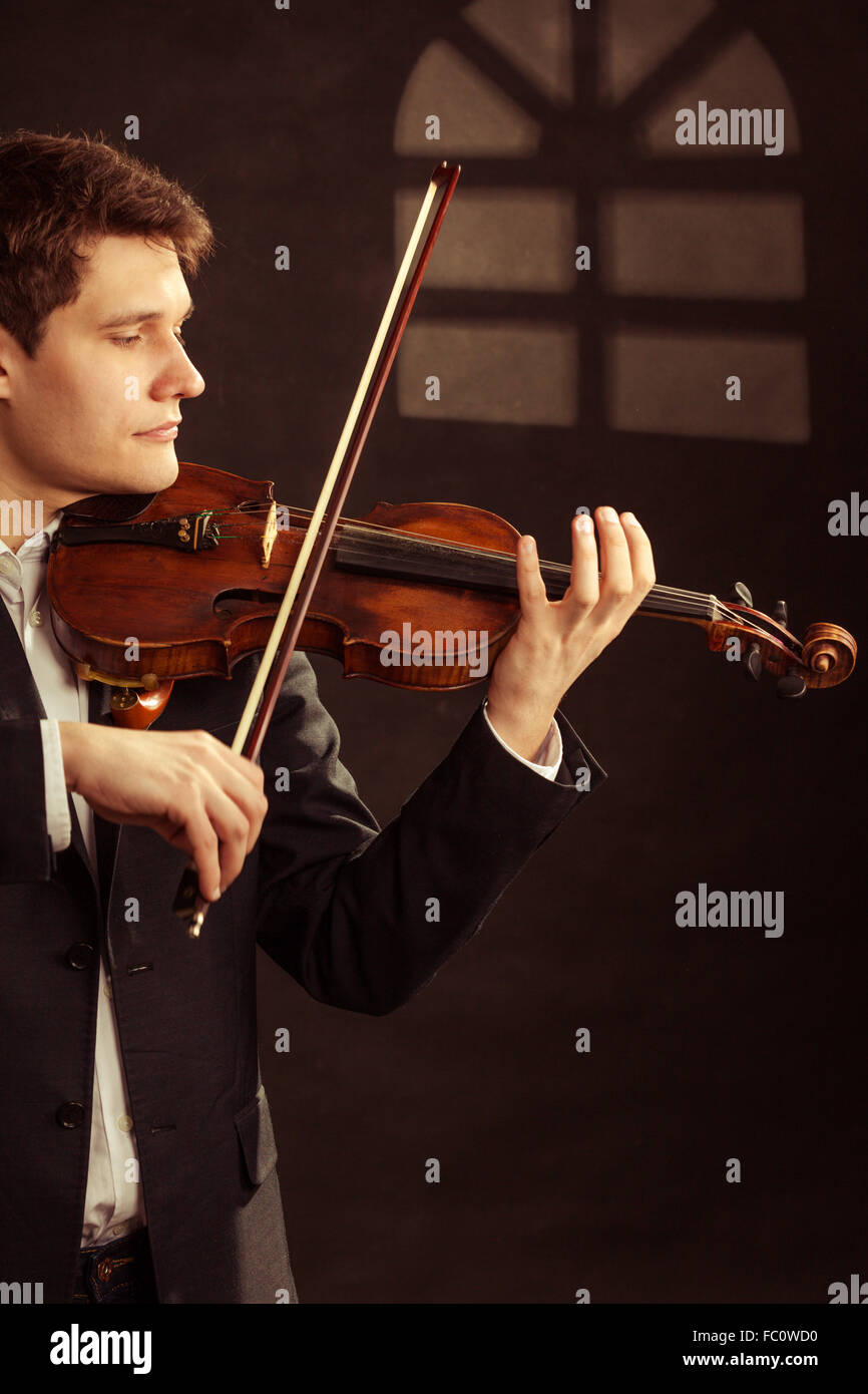 Il violinista alla finestra immagini e fotografie stock ad alta