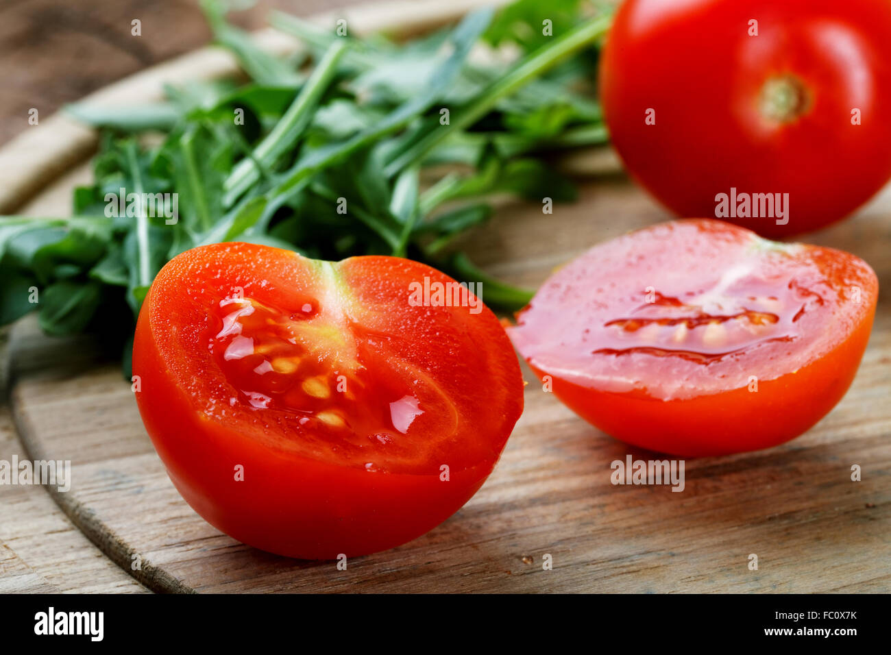 I pomodorini tagliati e insalata verde Foto Stock