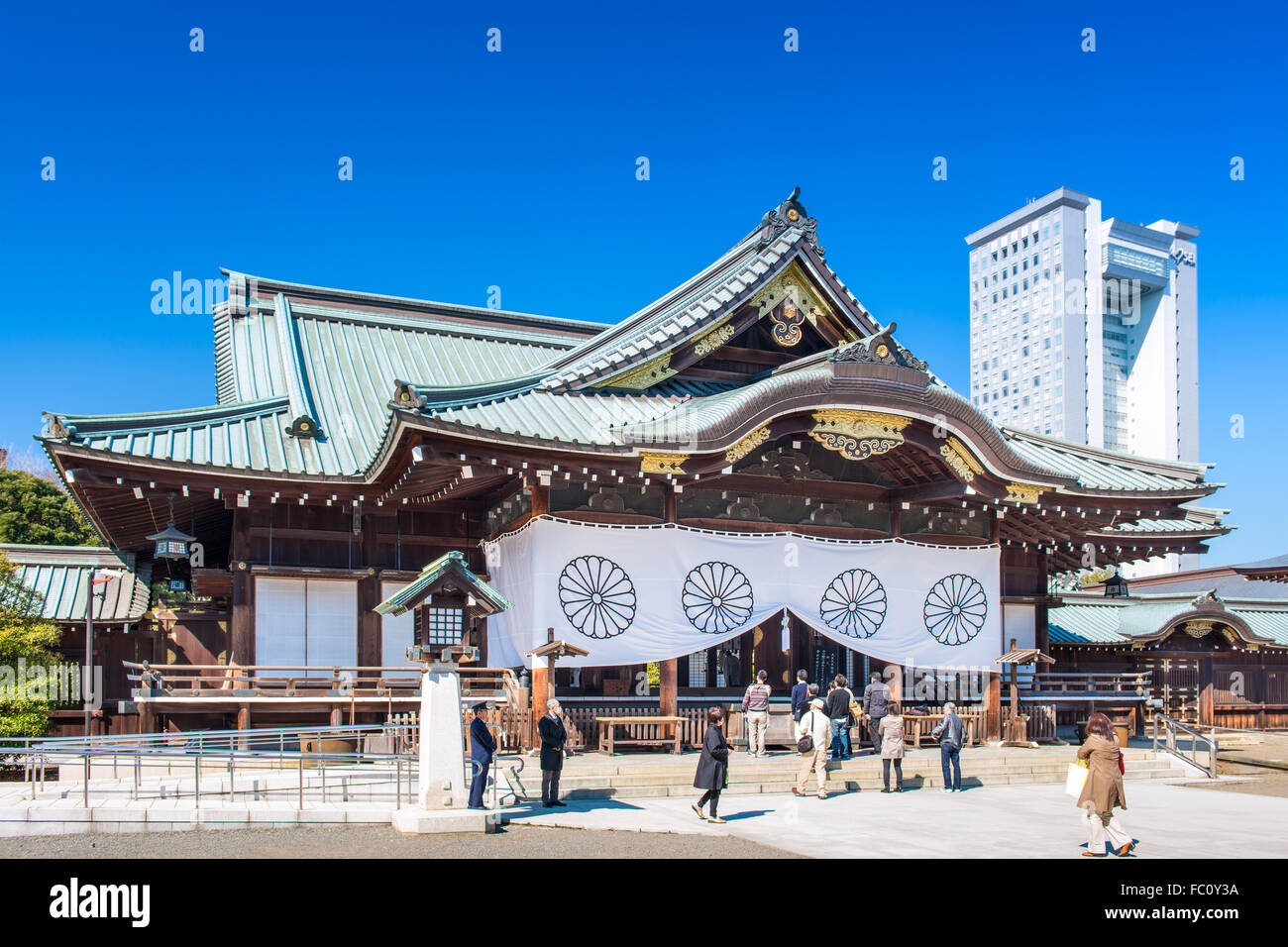 L'entrata al Santuario Yasukuni a Tokyo in Giappone. Foto Stock