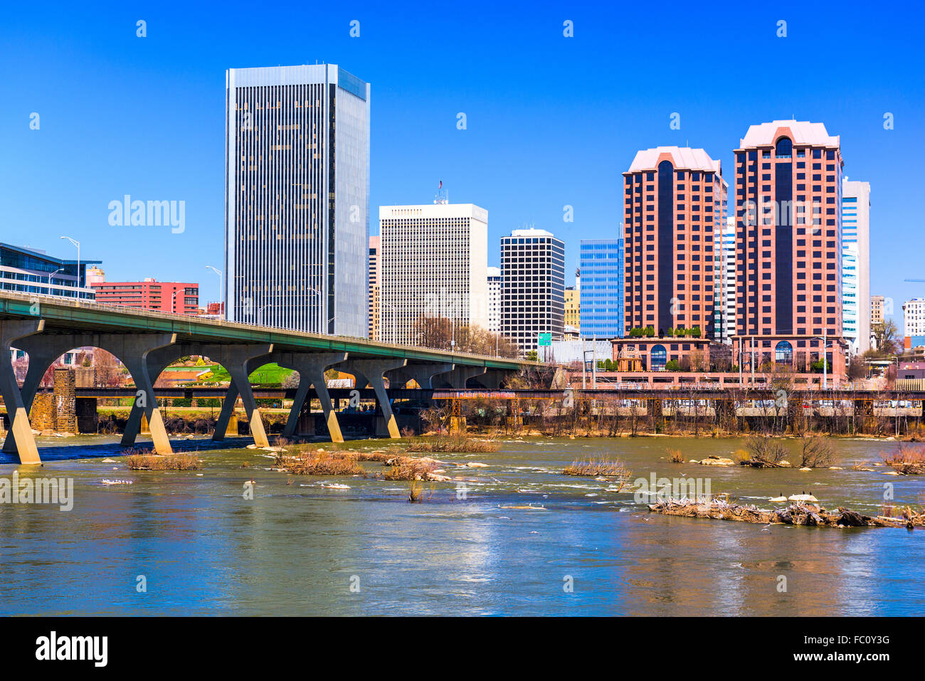 Richmond, Virginia, Stati Uniti d'America skyline del centro sul fiume James. Foto Stock