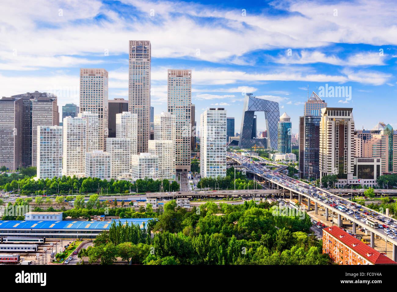 Pechino, Cina moderno distretto finanziario skyline in una bella giornata con cielo blu. Foto Stock