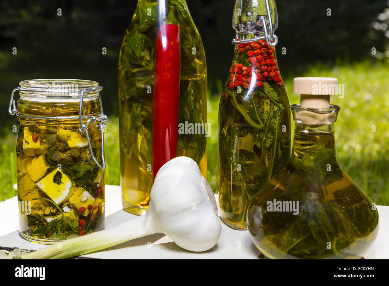 Bulbo aglio e olio di oliva con erbe aromatiche Foto Stock