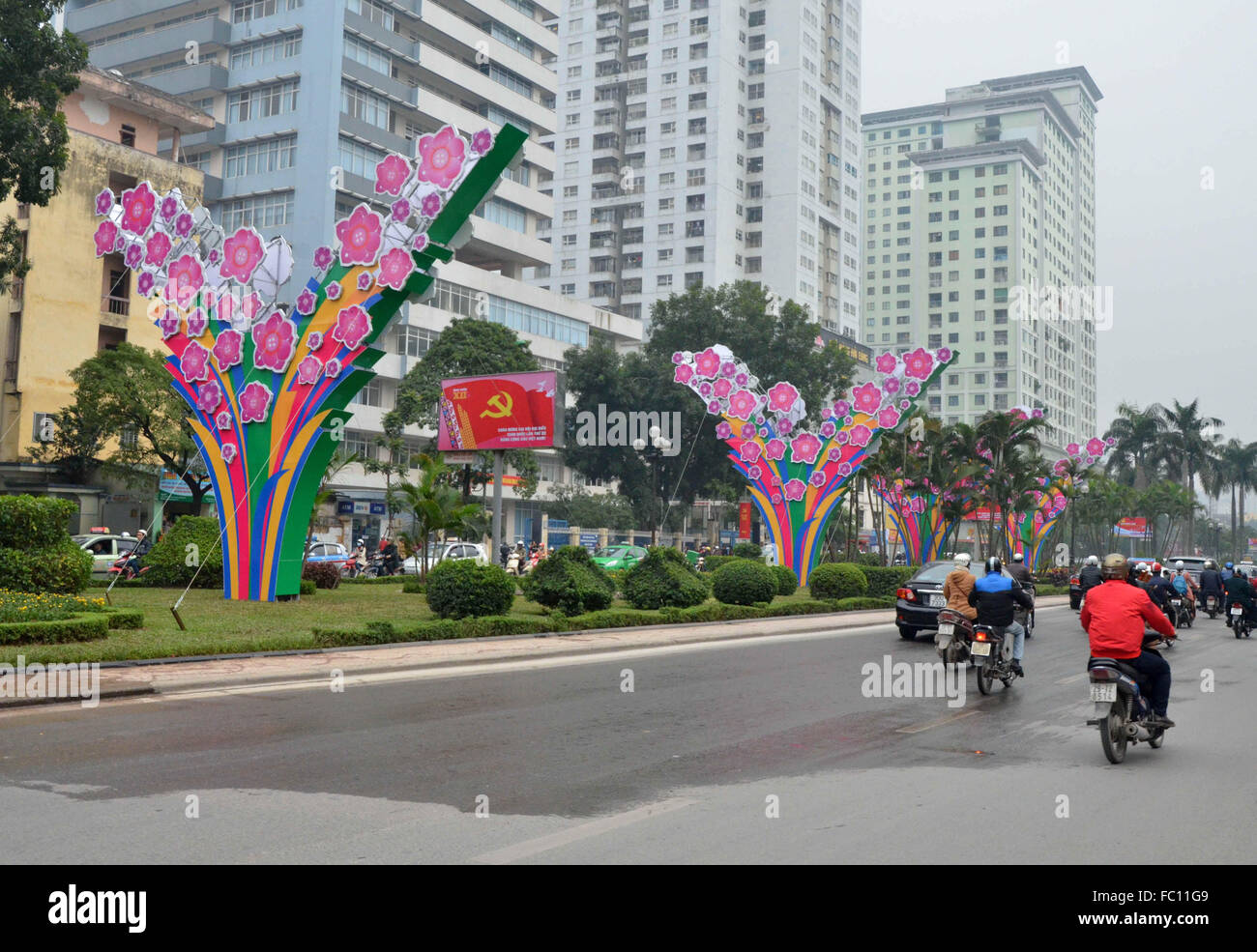 Hanoi. Xx gen, 2016. Motociclisti guidare passato decorazioni per il XII congresso nazionale del Partito comunista del Vietnam (CPV) ad Hanoi, capitale del Vietnam. La sessione preparatoria del XII Congresso Nazionale del CPV è iniziata mercoledì in Vietnam nel suo capitale Hanoi. Il dodicesimo Partito Nazionale del Congresso saranno ufficialmente aperto giovedì ed è programmato per durare fino a gen. 28. Credito: Yan Jianhua/Xinhua/Alamy Live News Foto Stock