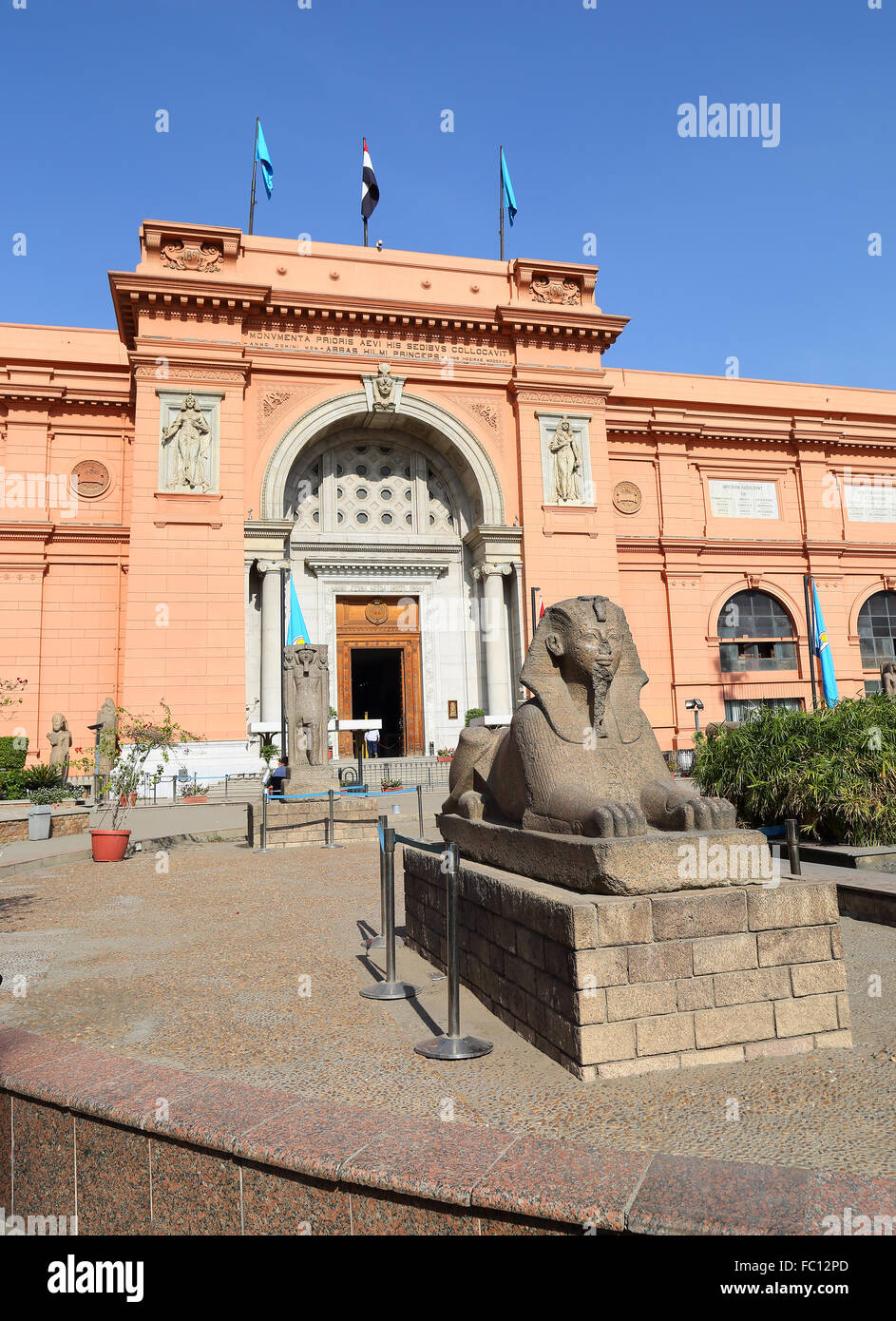 Statua della sfinge vicino al museo egizio in Egitto Foto Stock