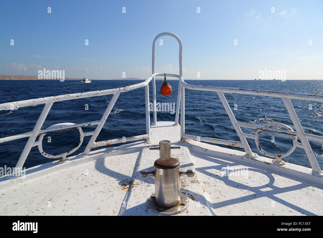 Yacht bow galleggiante sul mare Foto Stock