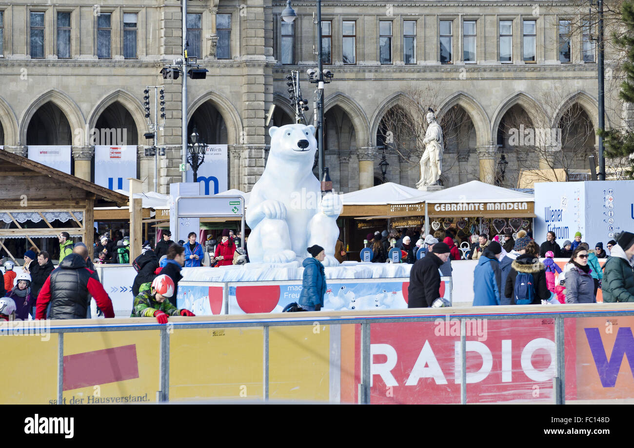 Visitatori e si spegne prima municipio Viennese Foto Stock