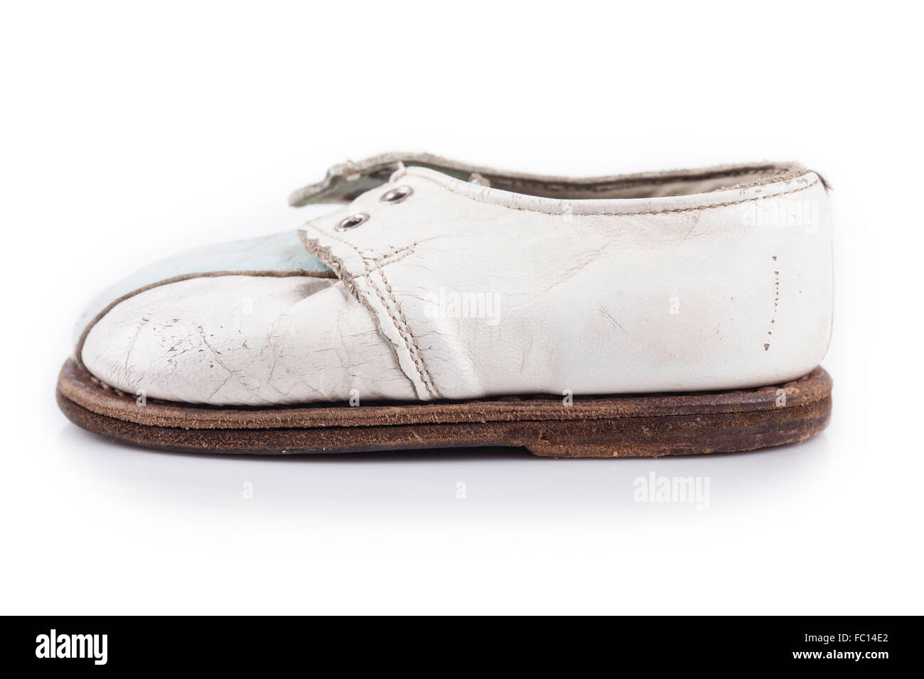 Bambini scarpa vecchia isolata su uno sfondo bianco Foto Stock