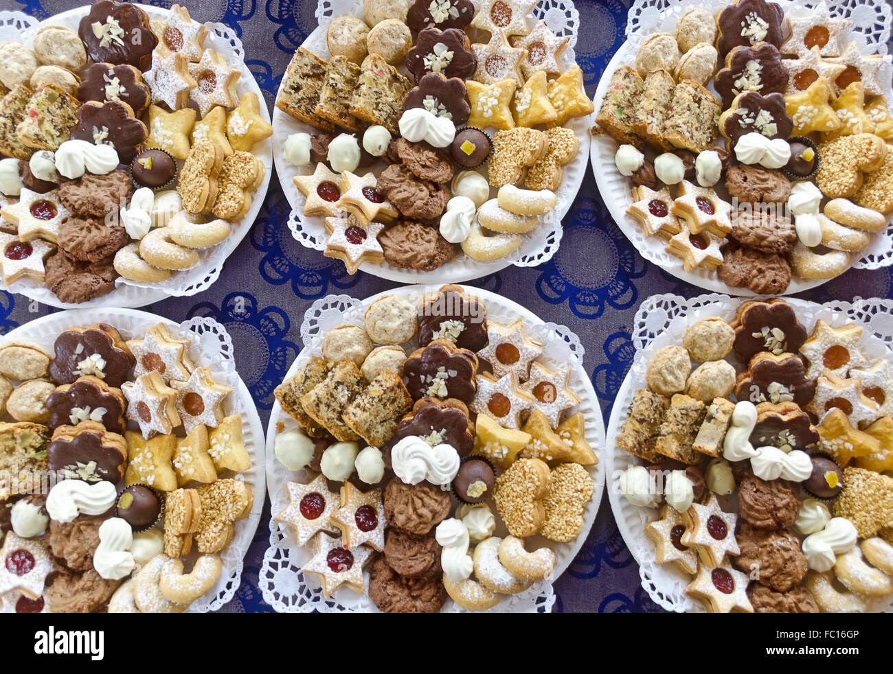 Piastre di carta con i biscotti di Natale Foto Stock