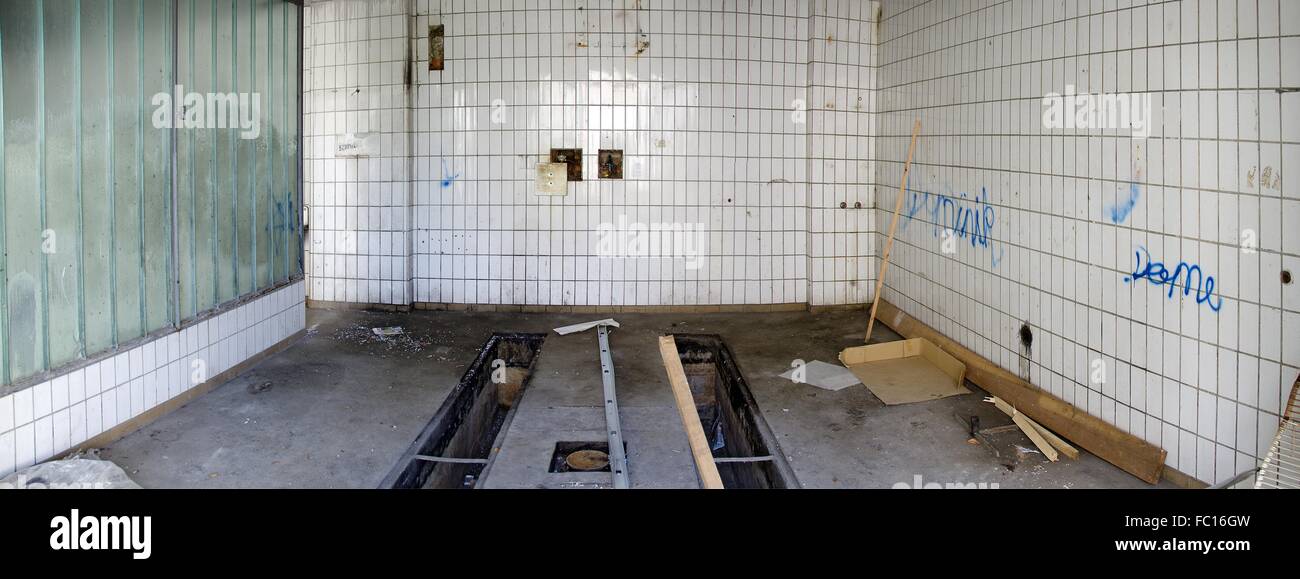 Piastrellate hall di un ex auto della stazione di servizio Foto Stock