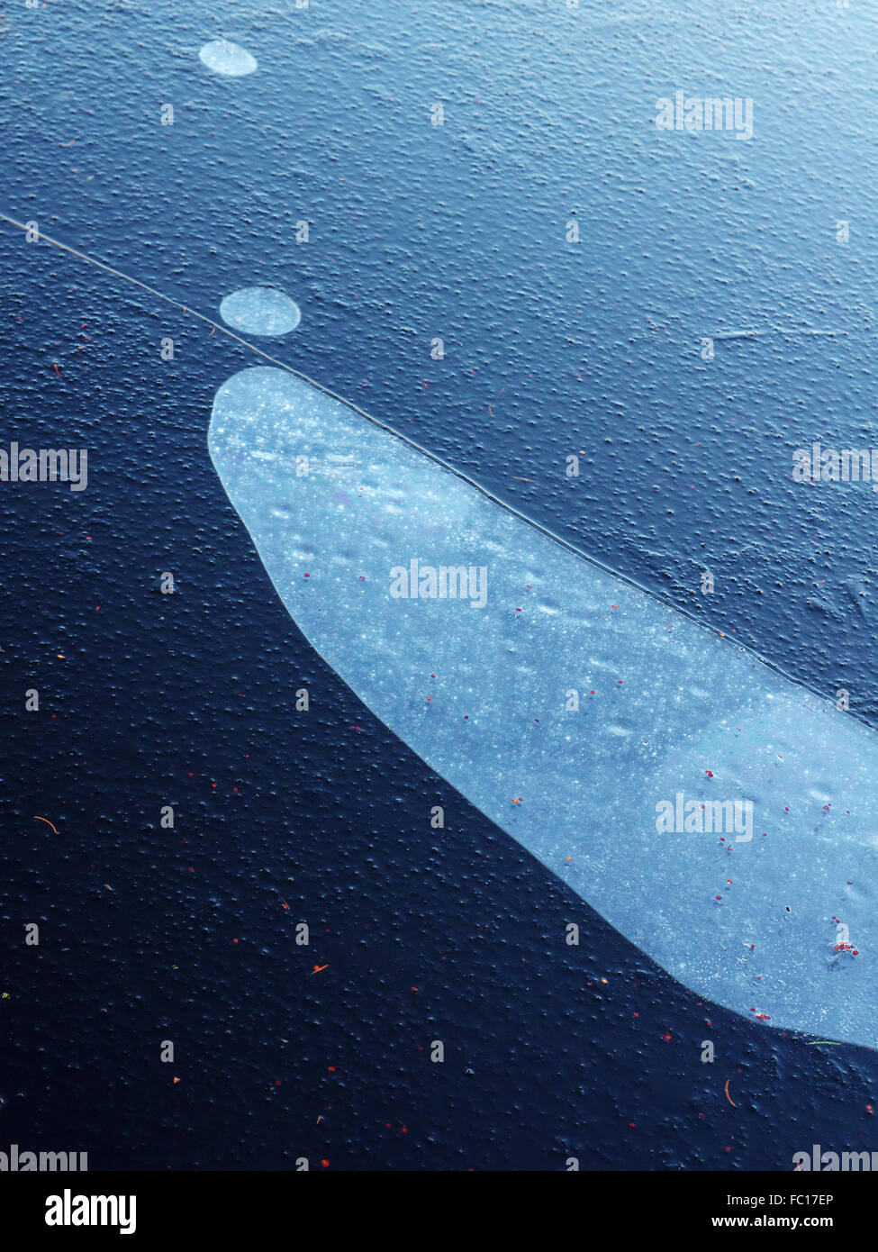 Le bolle di aria sotto il ghiaccio Foto Stock