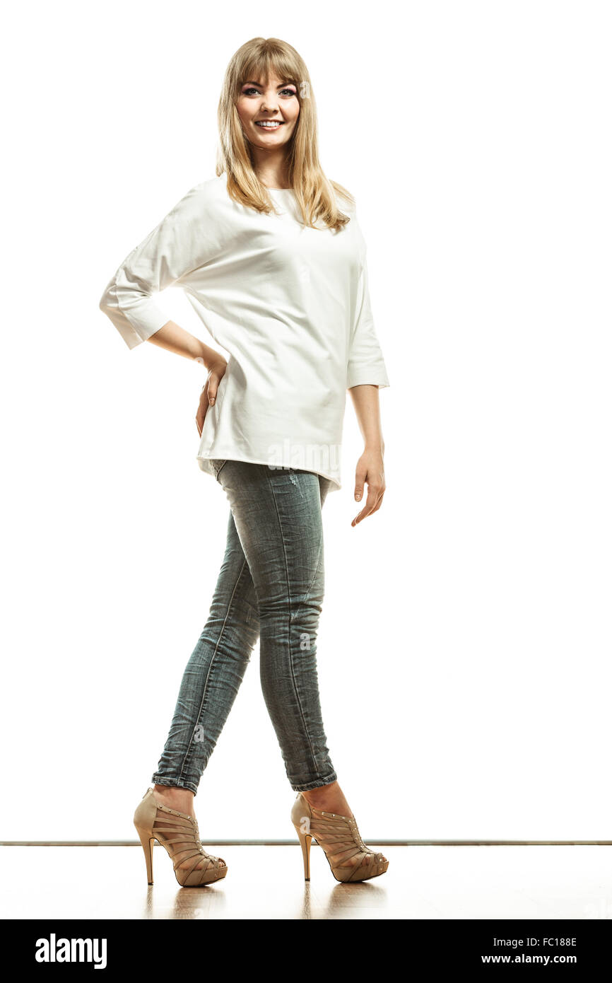 Blonde moda donna in camicia bianca pantaloni jeans Foto Stock