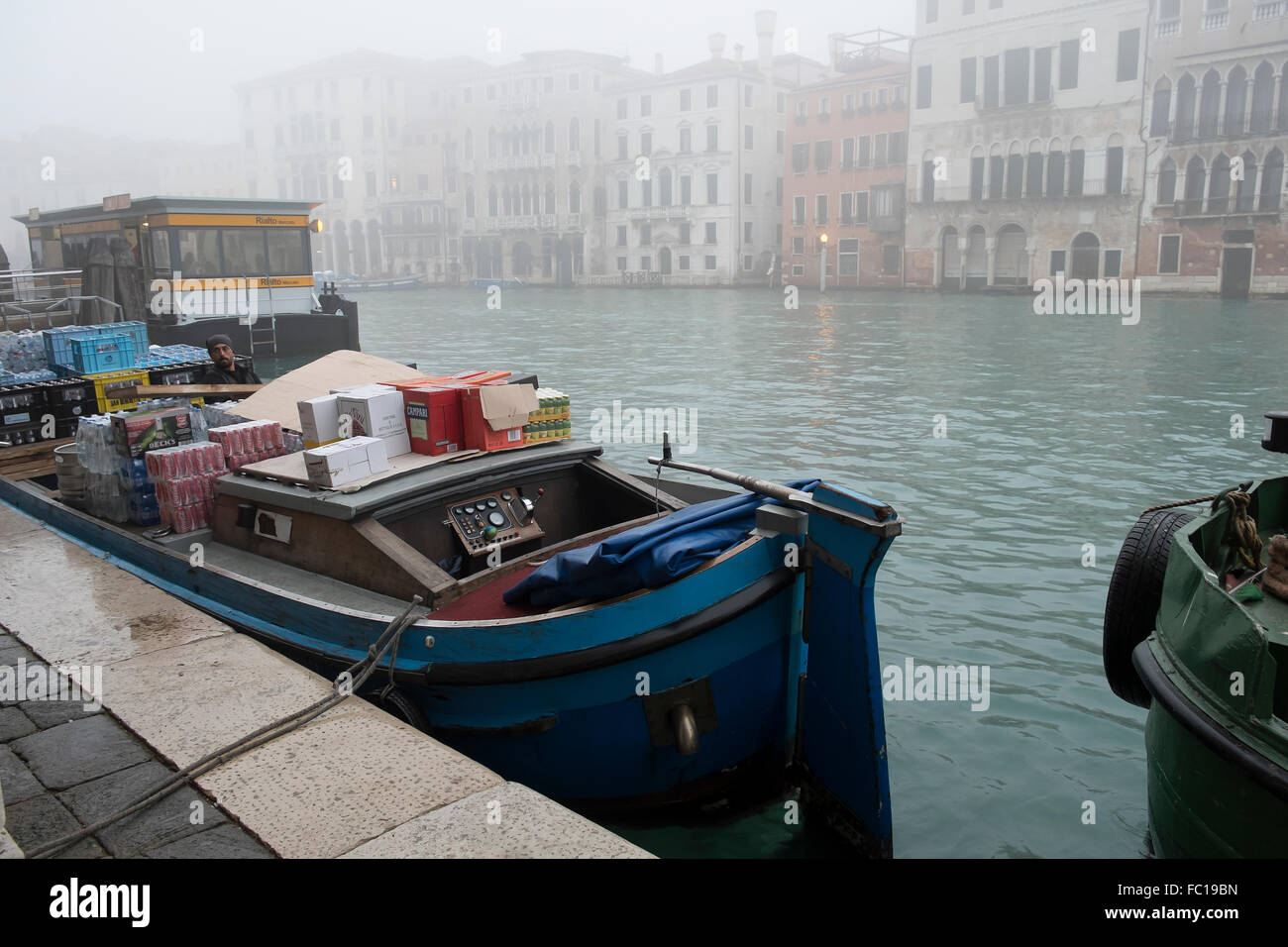 Imbarcazione per il trasporto di merci ormeggiato sul canal Grande a Venezia Foto Stock