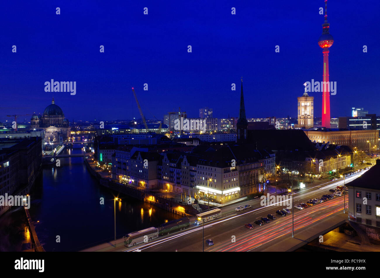 Skyline di berlino con la torre della TV di notte Foto Stock