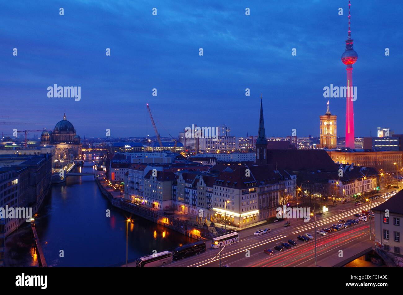 Skyline di berlino con la torre della TV di notte Foto Stock