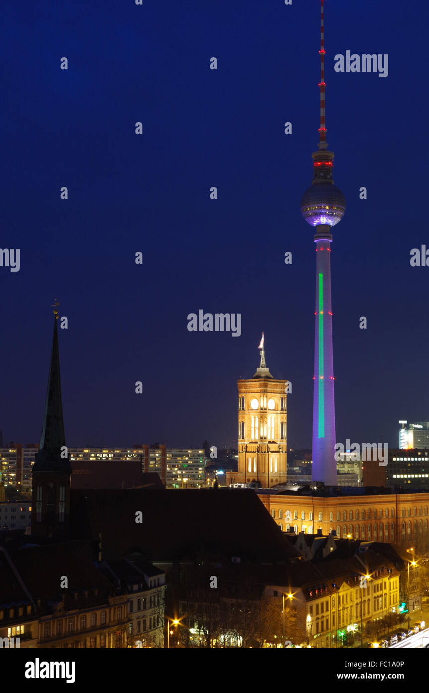Skyline di berlino con la torre della TV di notte Foto Stock
