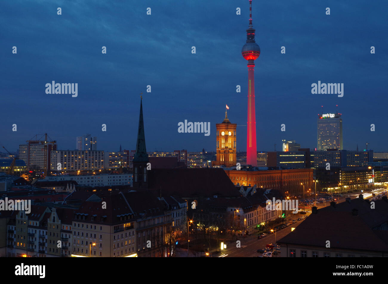 Skyline di berlino con la torre della TV di notte Foto Stock