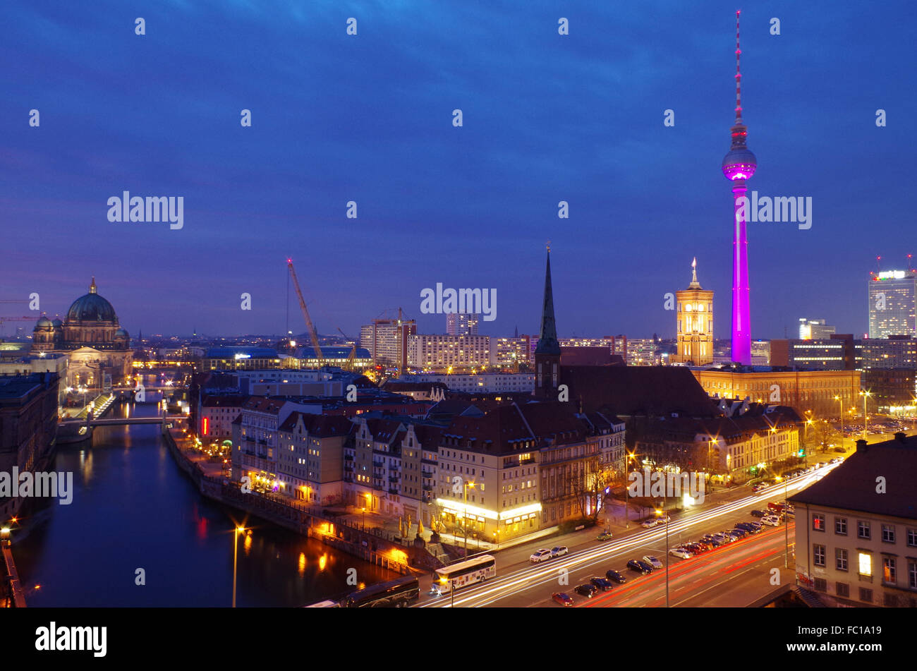 Skyline di berlino con la torre della TV di notte Foto Stock