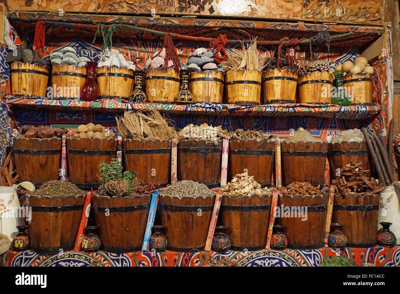 Mercato in Egitto con spezie colorate e tè Foto Stock