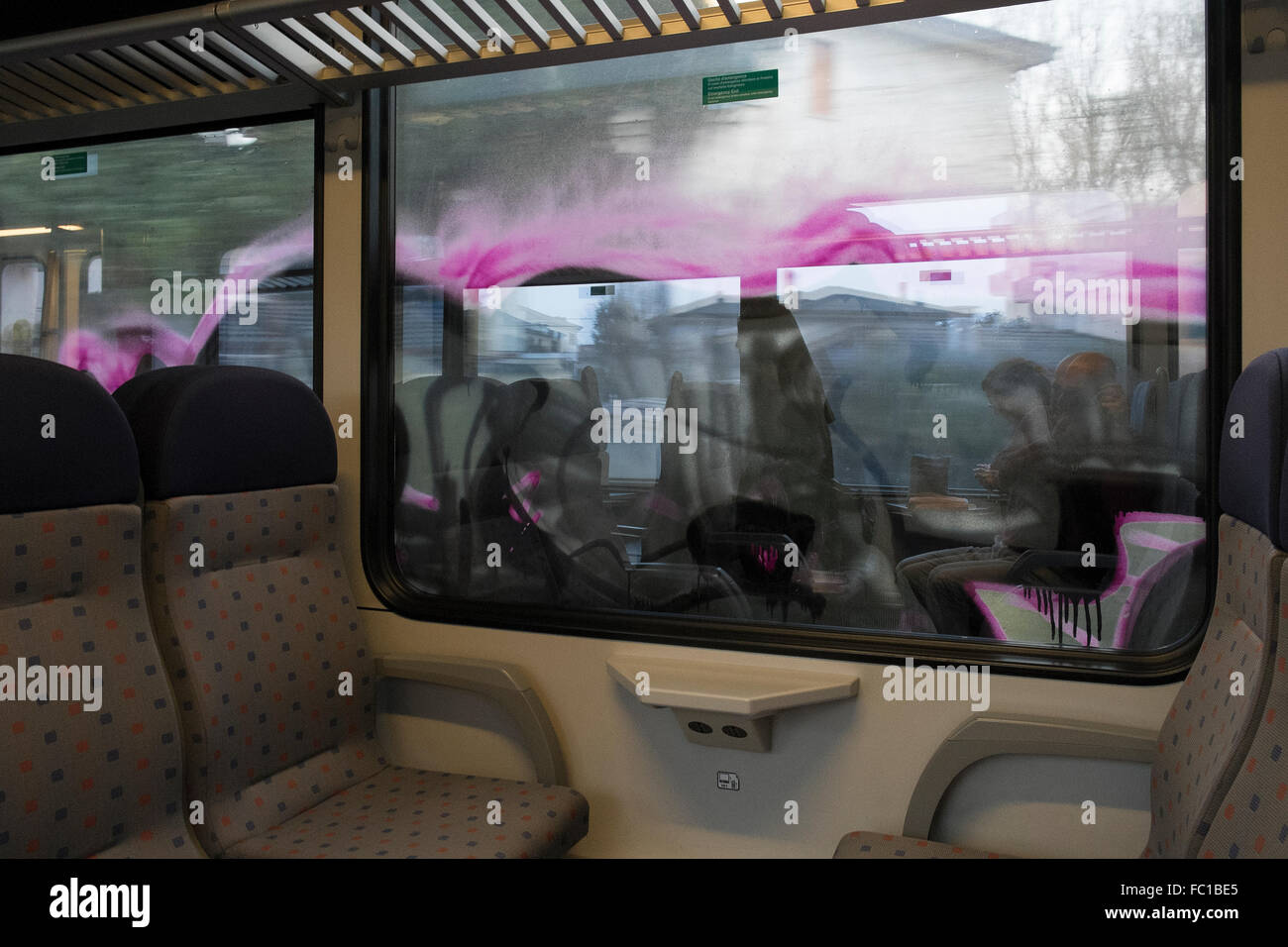 La degradazione del windows del treno da scrittori con colorato vernici spray Foto Stock