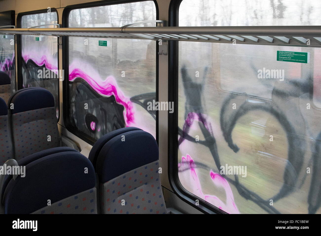 La degradazione del windows del treno da scrittori con colorato vernici spray Foto Stock