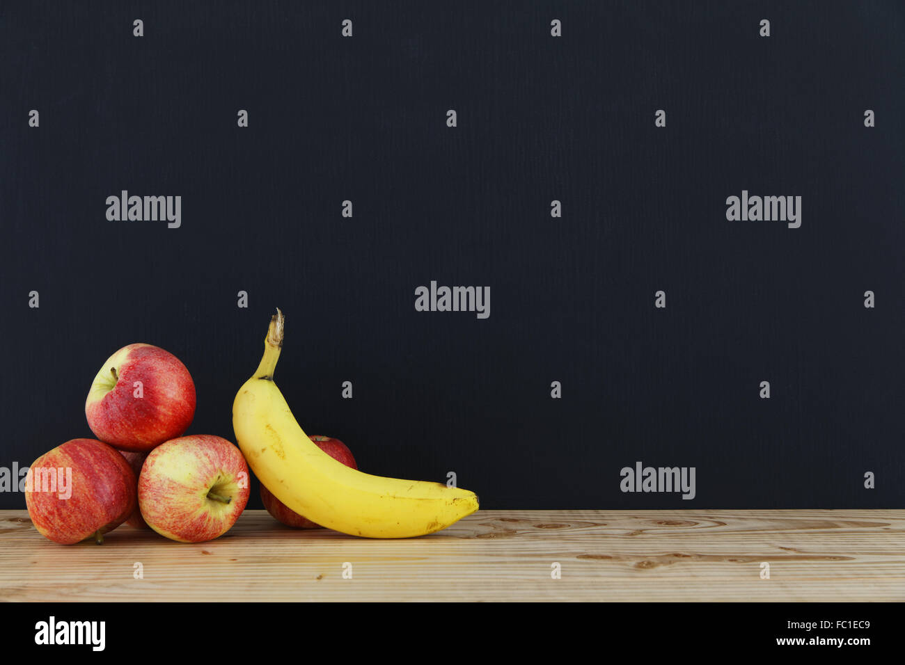Lavagna con mele e banane Foto Stock